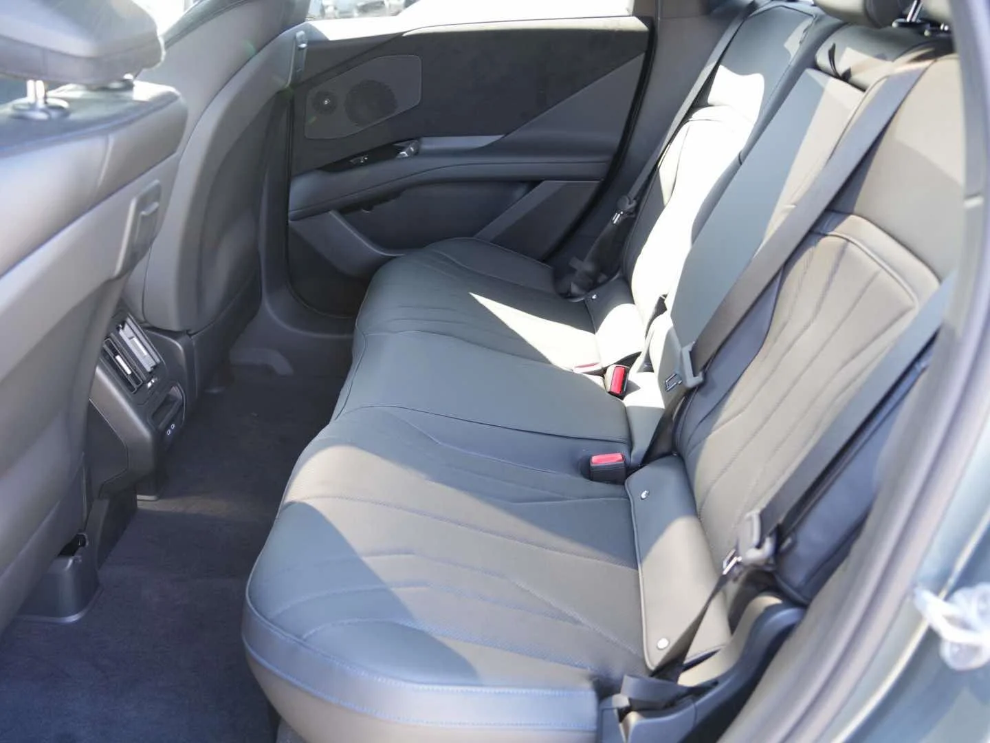 New 2027 Eucalyptus Green Metallic BMW 50 xDrive image 13
