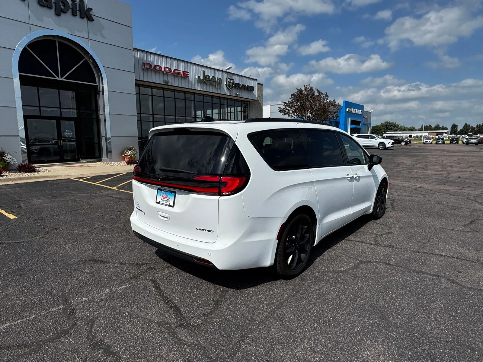 Used 2025 Bright White Clearcoat Chrysler Limited image 9