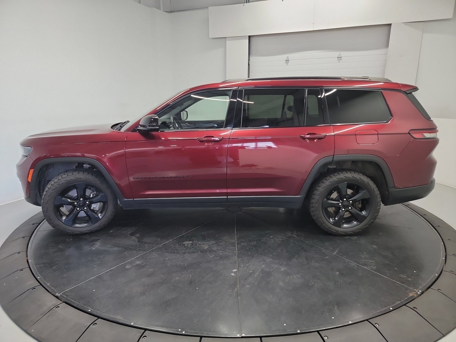 Used 2021 Velvet Red Pearlcoat Jeep Altitude image 4