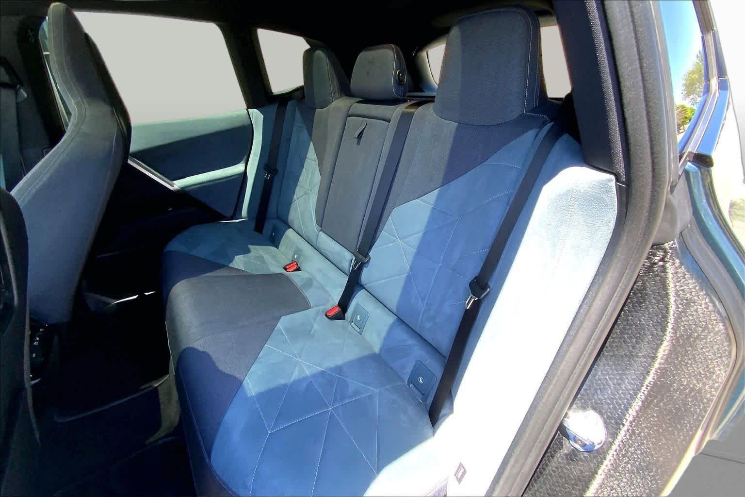 Used 2024 Blue Ridge Mountain Metallic BMW xDrive50 image 20