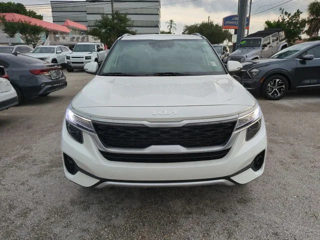 Used 2023 White Kia S image 5
