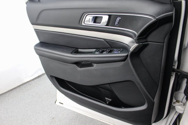 Used 2018 White Platinum Clearcoat Metallic Ford XLT image 26