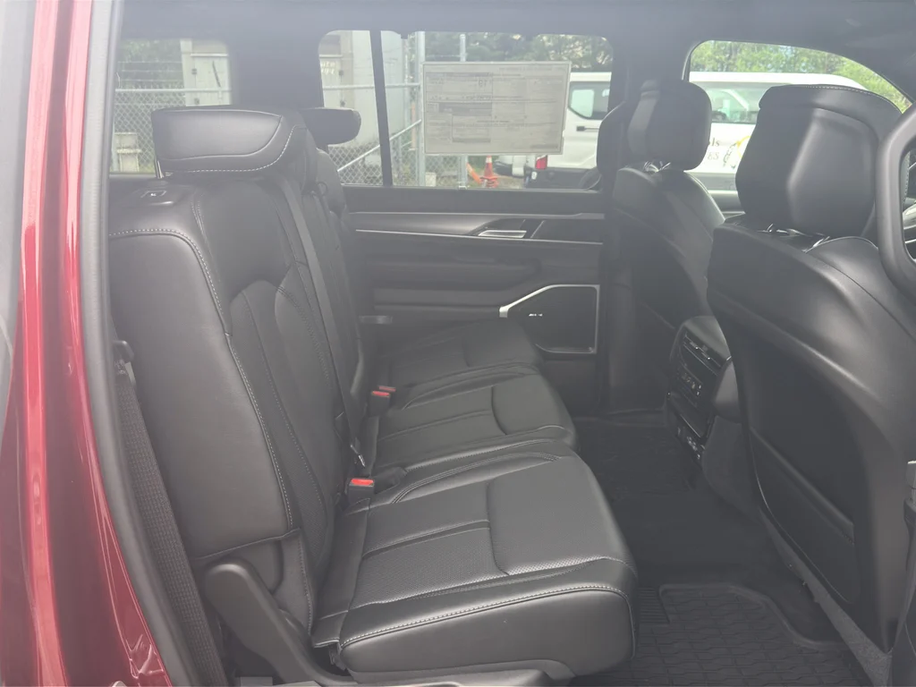 2025 Jeep Wagoneer Series II - Photo 14