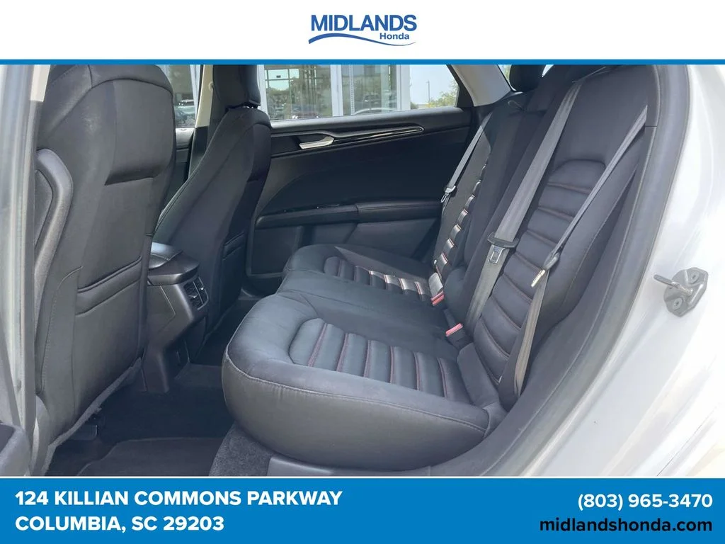 Used 2016 White Platinum Clearcoat Metallic Ford SE image 9