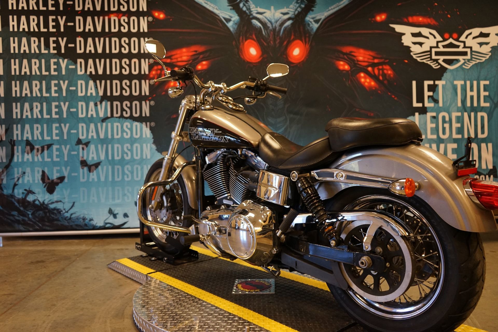 Used 2017 Billet Silver / Vivid Black Harley-Davidson  image 6