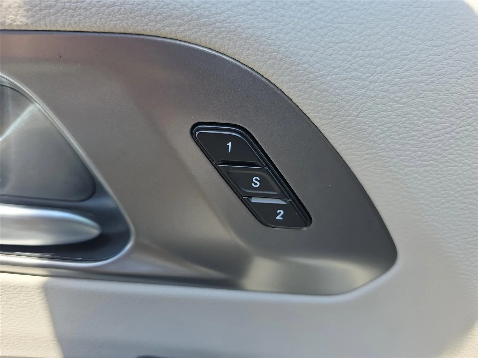 Used 2024 Black Chrysler Hybrid Select image 19