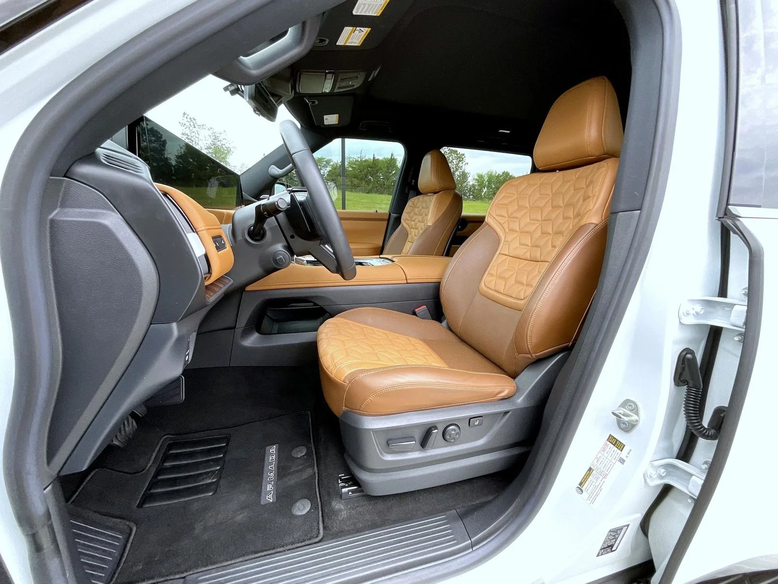 Used 2025 White Nissan Platinum Reserve image 10