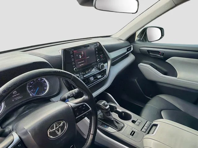 Used 2020 White Toyota LE image 9
