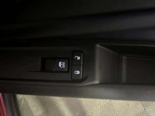 New 2026 Red Hot Pearl-Coat Exterior Paint Jeep Latitude image 35