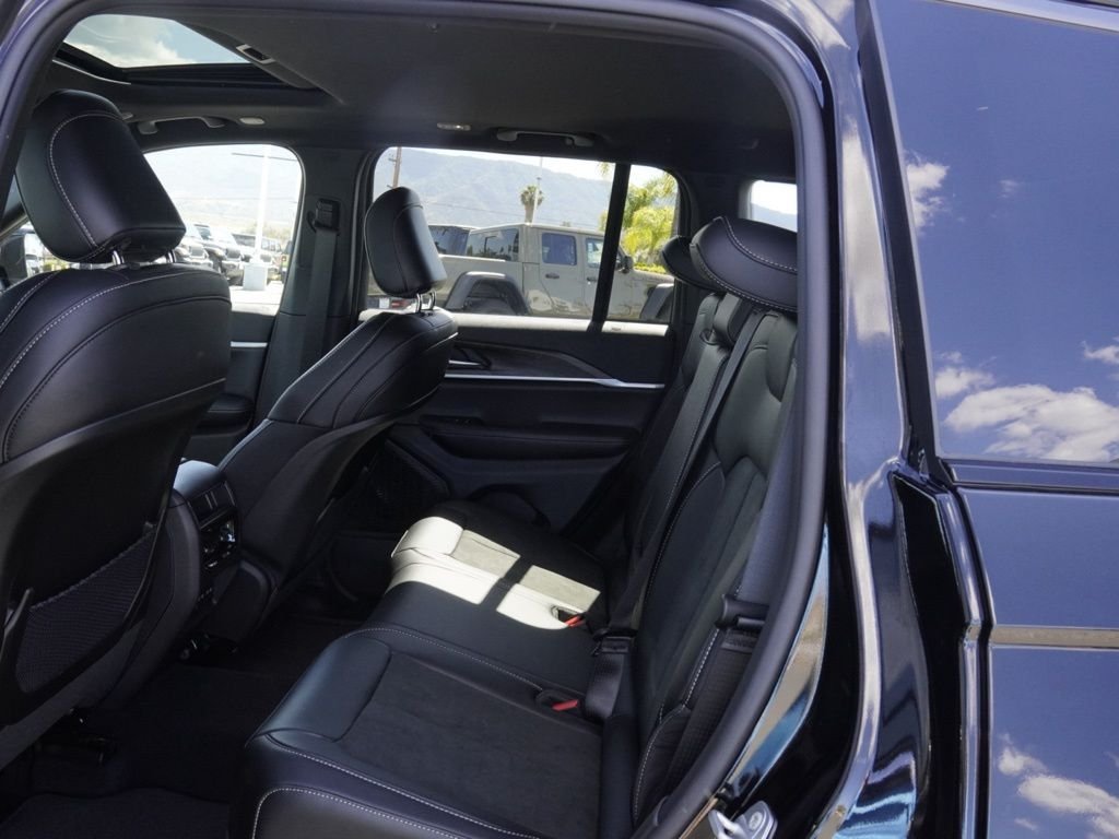 New 2026 Diamond Black Crystal Pearl-Coat Exterior Paint Jeep Laredo Altitude image 19