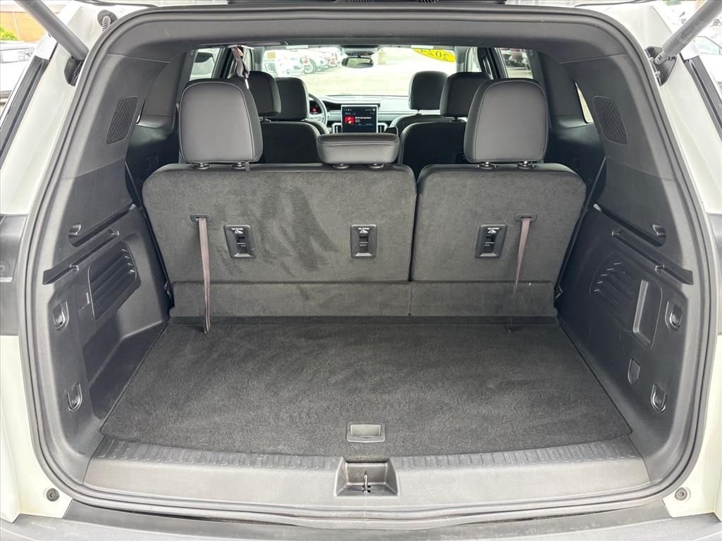 Used 2024 Summit White GMC Elevation image 3