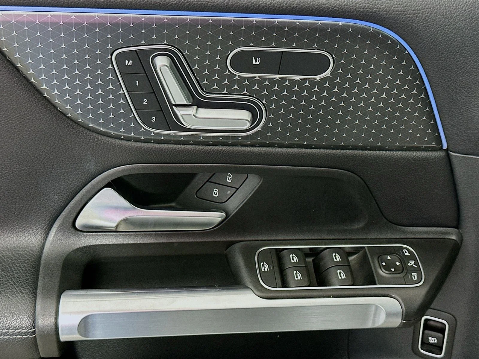 Used 2025 Black Mercedes-Benz GLB 250 image 16