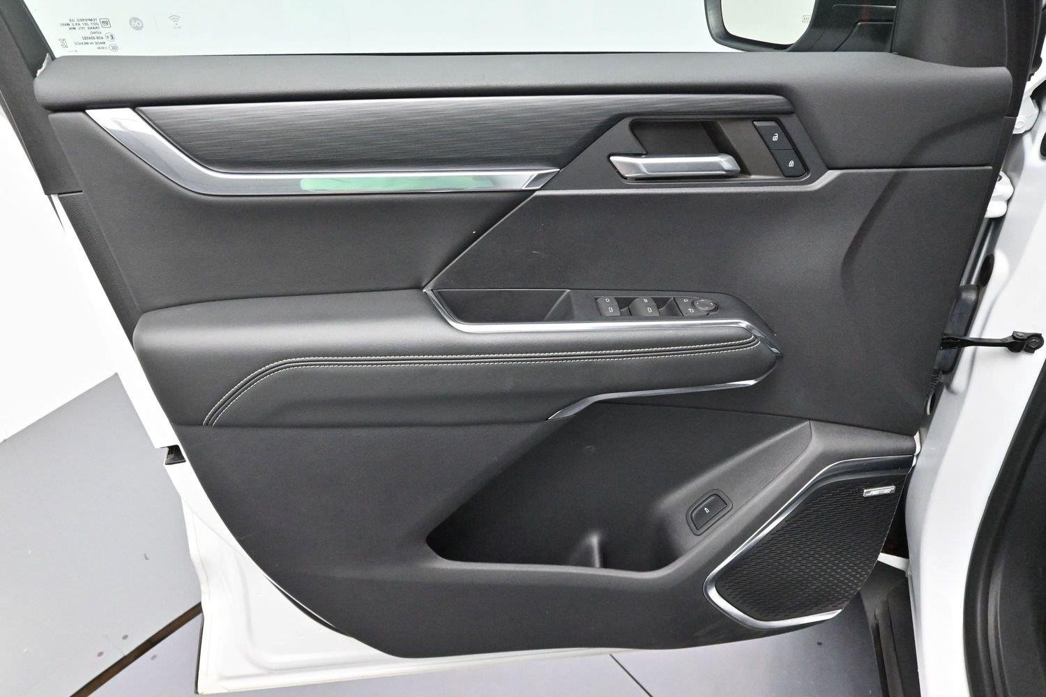 Used 2024 Summit White GMC FWD Elevation image 10