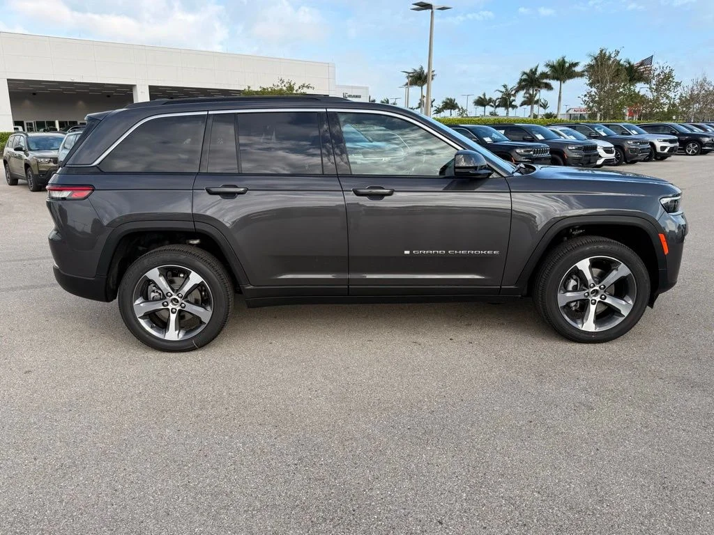 New 2026 Baltic Gray Metallic Clear-Coat Exterior Paint Jeep Limited image 3