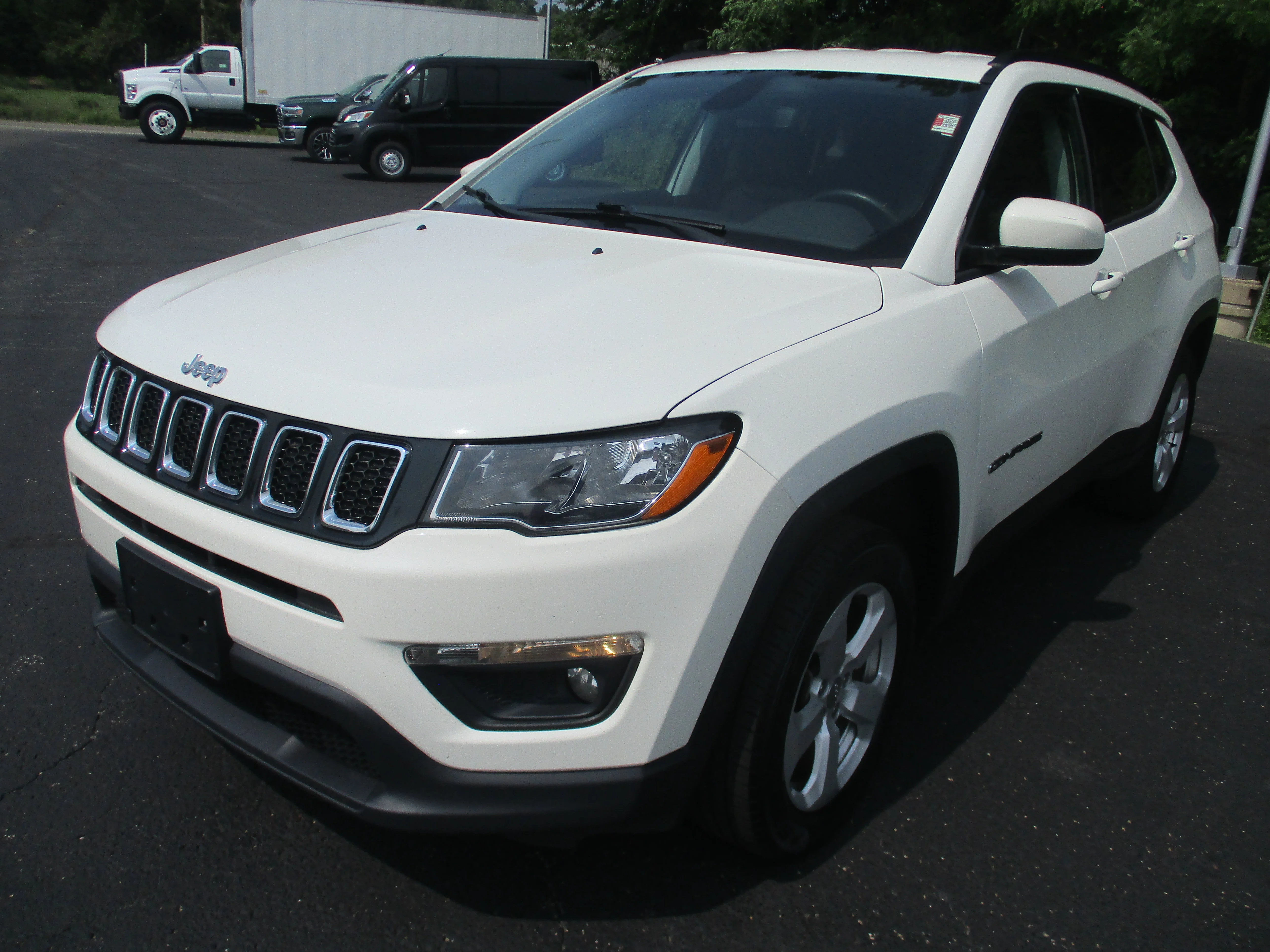 Used 2020 White Clearcoat Jeep Latitude image 4