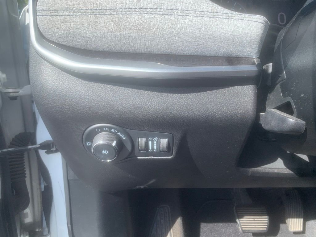 Used 2022 Bright White Clearcoat Jeep Latitude image 16