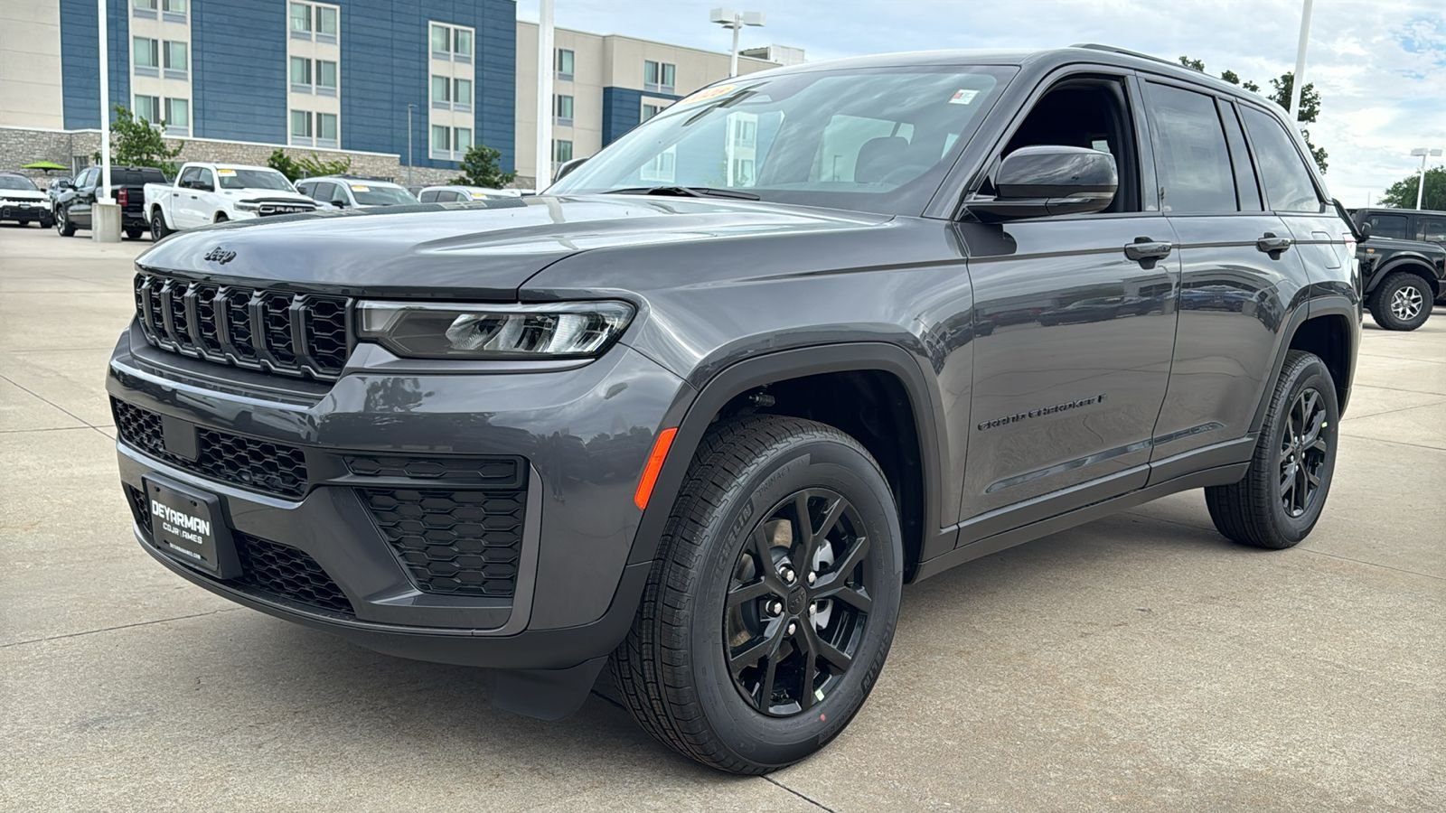 New 2026 Baltic Gray Metallic Clear-Coat Exterior Paint Jeep Altitude image 5