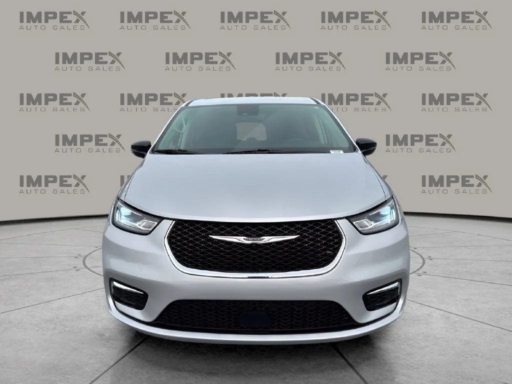 Used 2024 Silver Chrysler Touring L image 8