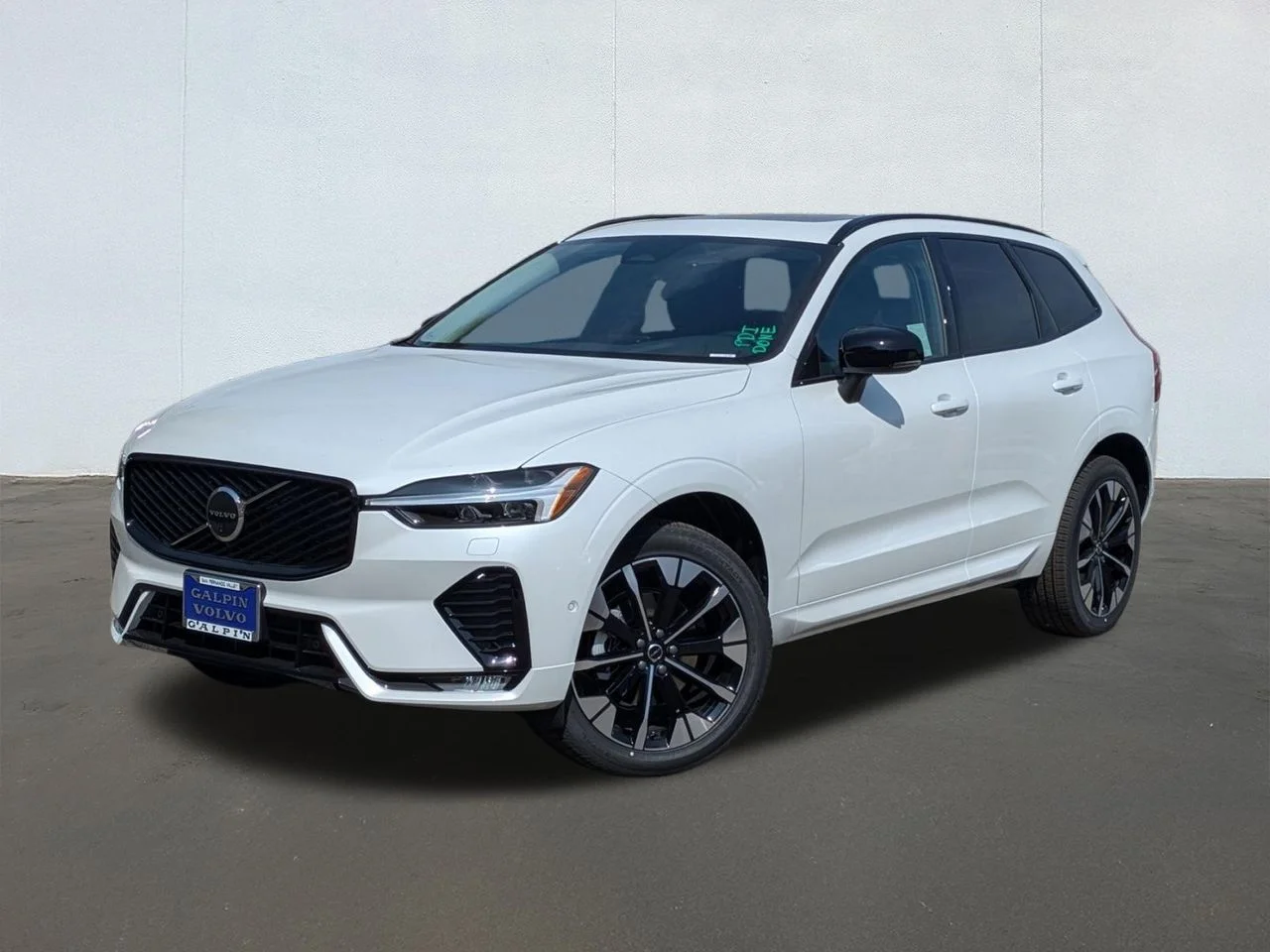 2026 Volvo XC60 B5 Plus Dark AWD's photo