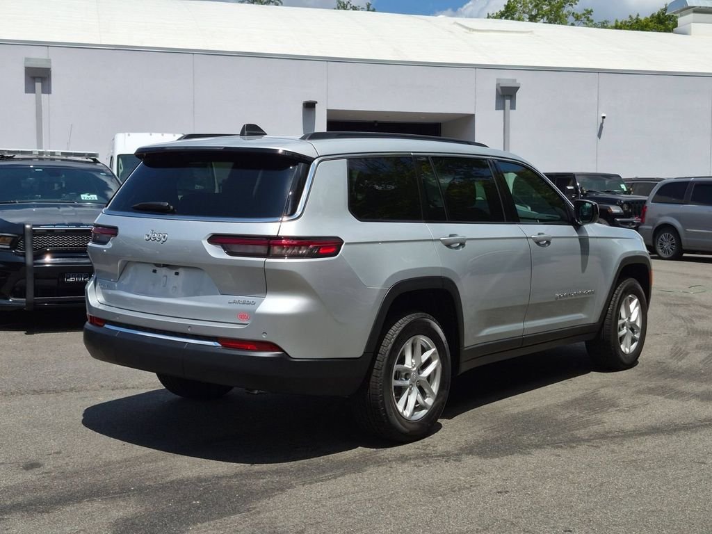 New 2026 Silver Zynith Exterior Paint Jeep Laredo X image 3