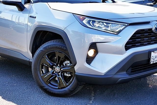 Used 2021 Silver Toyota XLE image 3