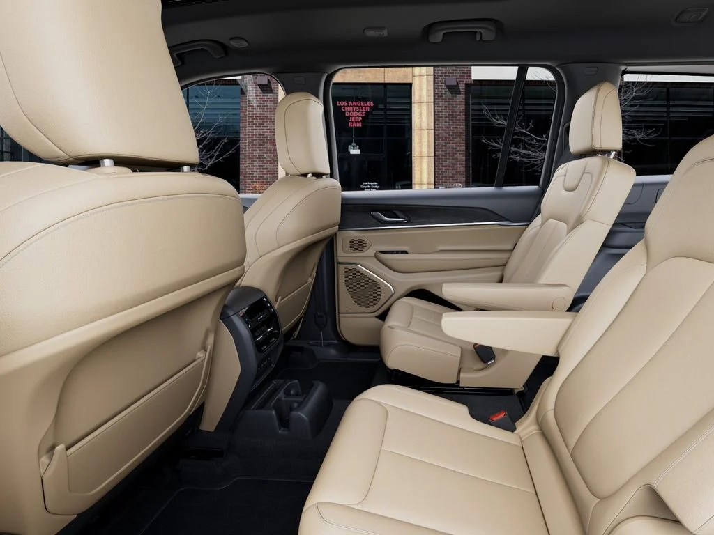 New 2026 Diamond Black Crystal Pearl-Coat Exterior Paint Jeep Limited image 23