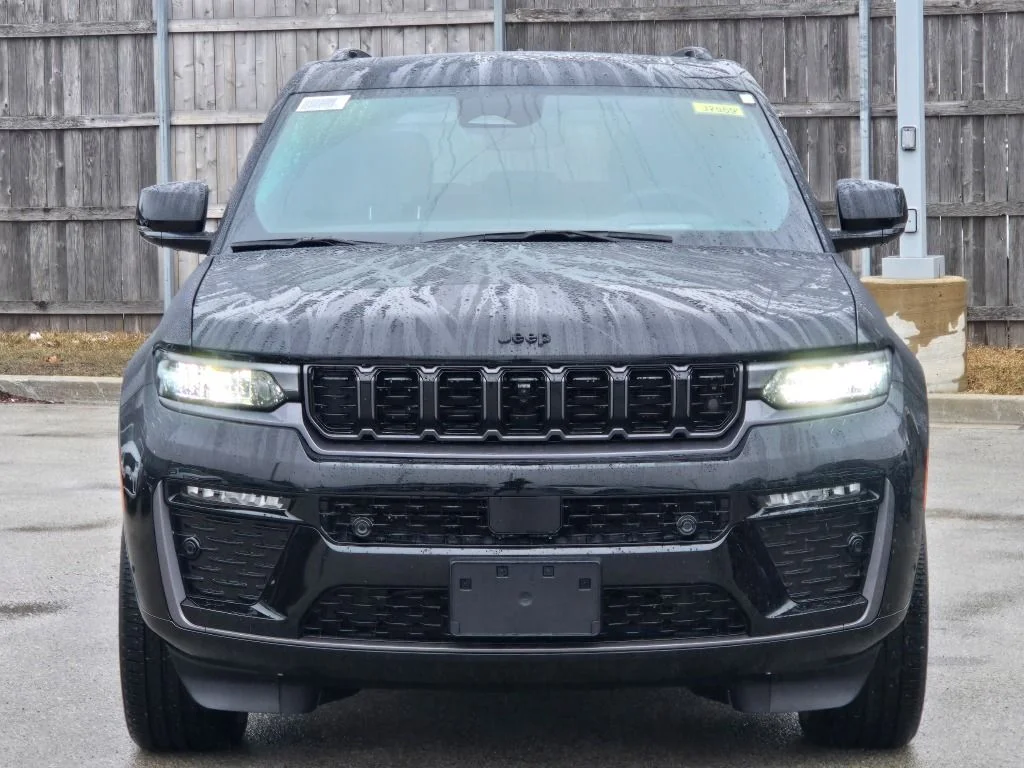 New 2026 Diamond Black Crystal Pearl-Coat Exterior Paint Jeep Limited Reserve image 3
