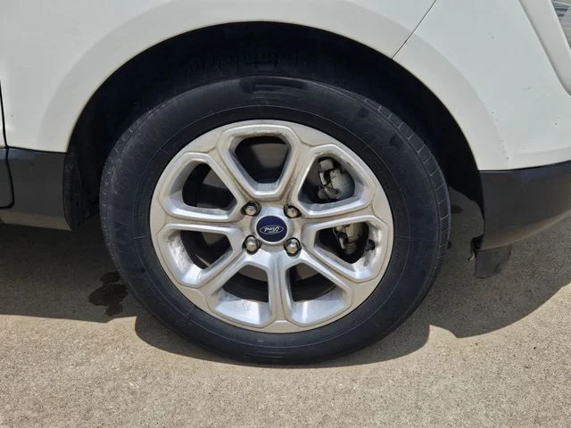 Used 2020 Diamond White Ford SE image 3