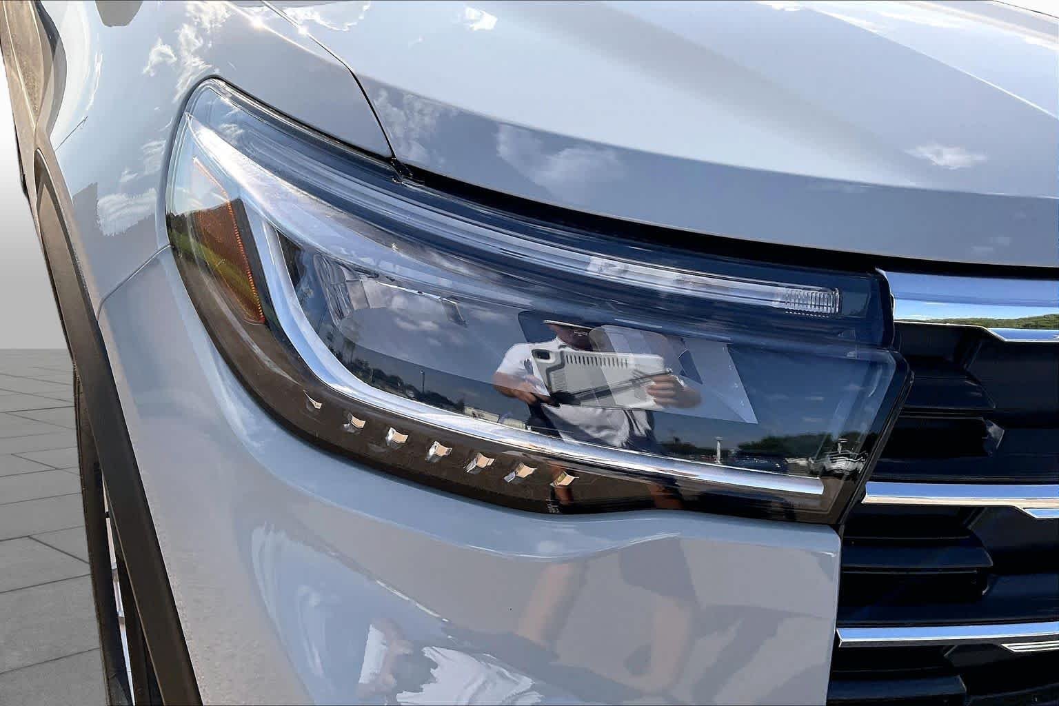 New 2027 Avalanche Gray Ford Active image 13