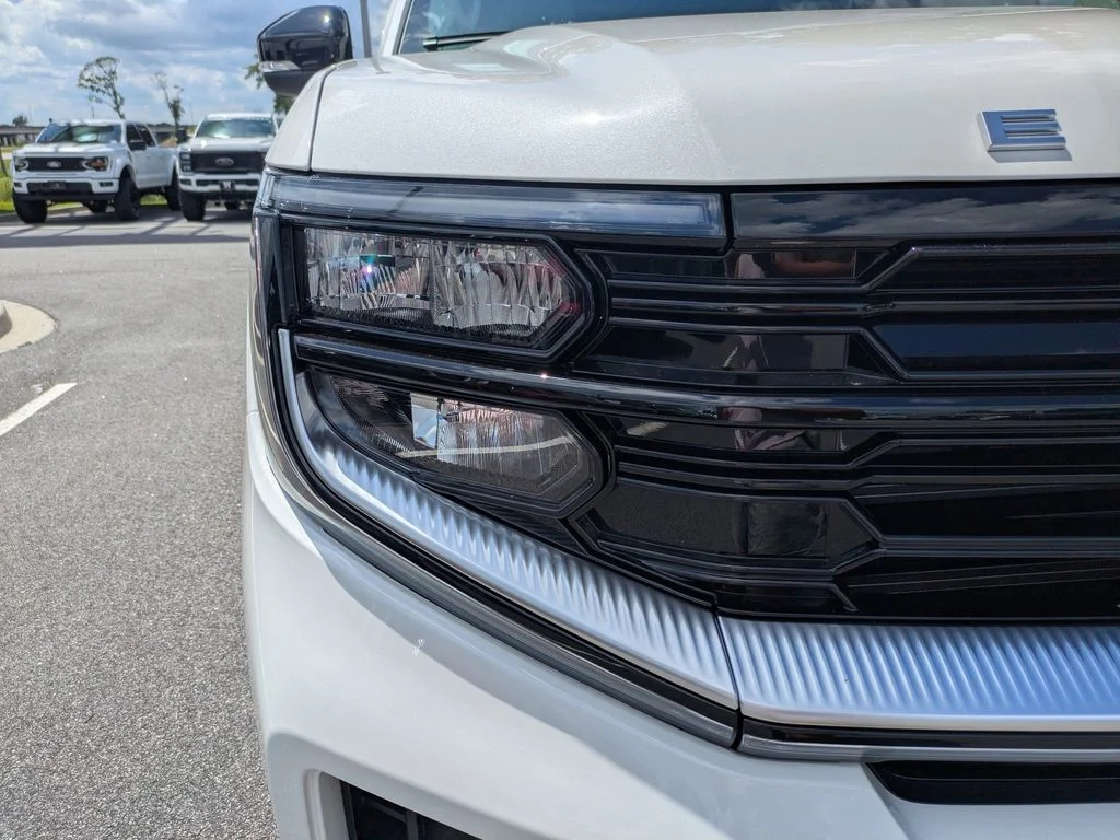 New 2026 Star White Metallic Tri-Coat Ford Platinum image 10