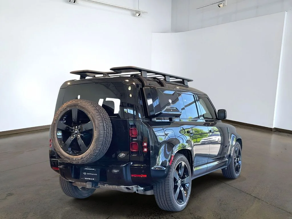 Used 2022 Santorini Black Metallic Land Rover X-Dynamic HSE image 4