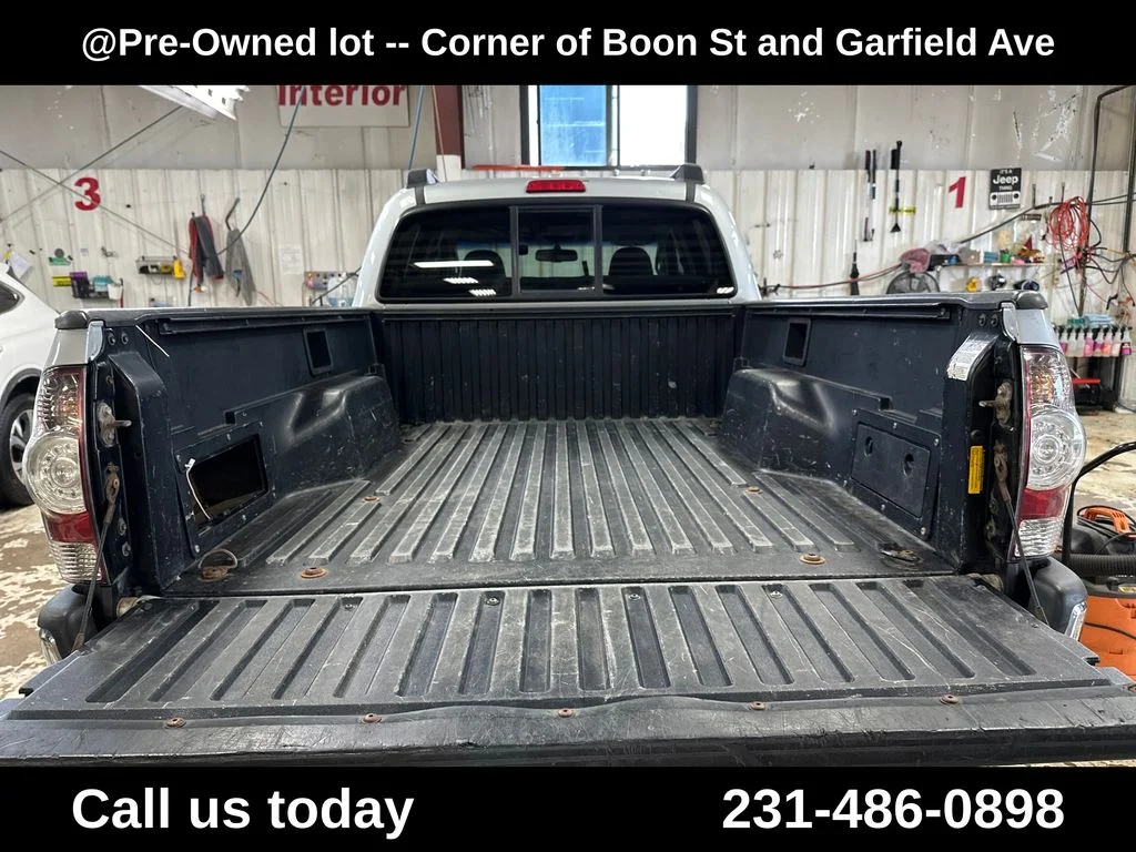 Used 2009 Silver Toyota Base image 22