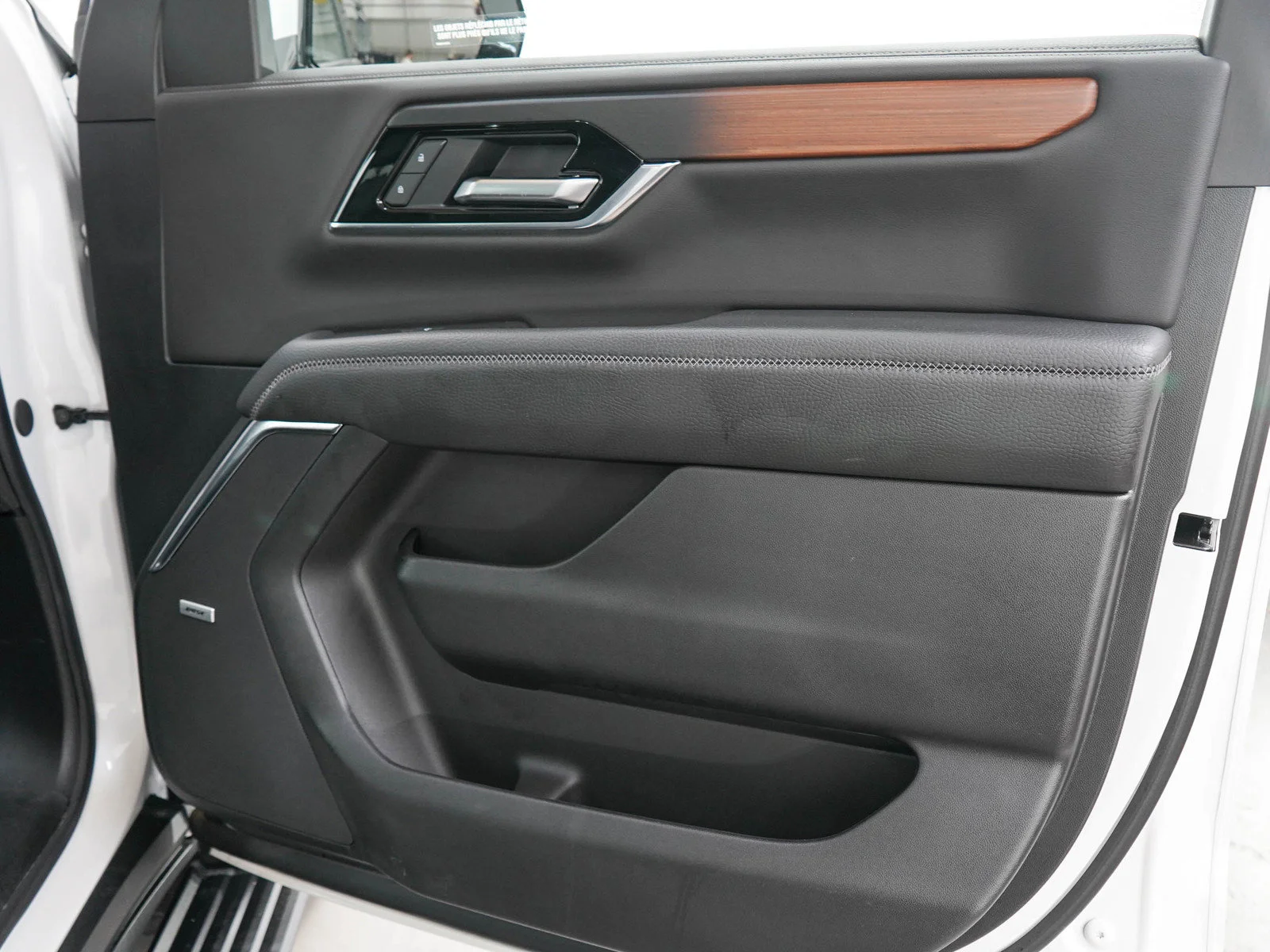 Used 2025 White Frost Tricoat GMC Denali image 9