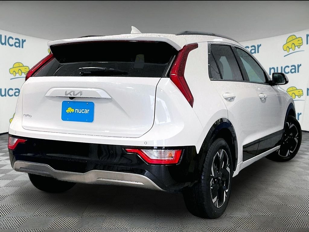 Used 2023 White Kia Wind image 6