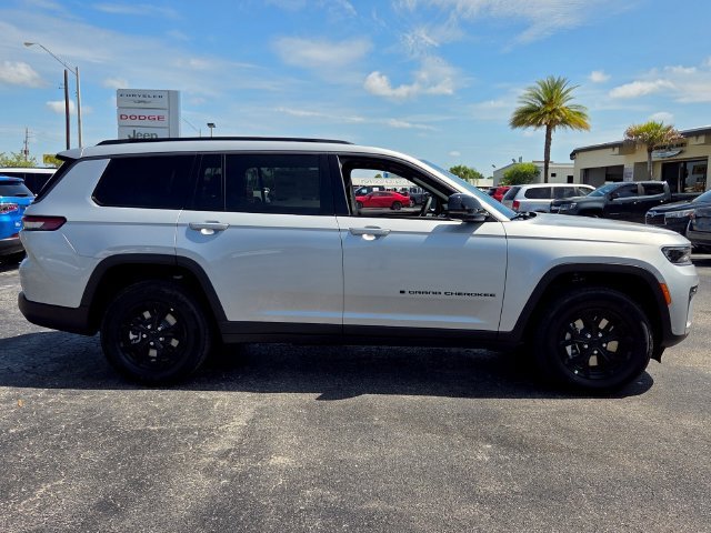 New 2026 Silver Zynith Exterior Paint Jeep Laredo Altitude image 13