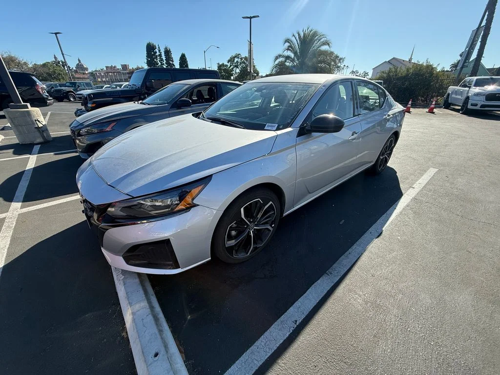 Used 2024 Silver Nissan 2.5 SR image 5