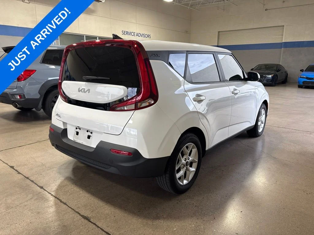 Used 2022 Snow White Pearl Kia LX image 3