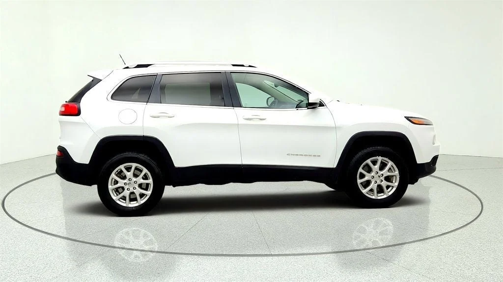 Used 2014 Bright White Clearcoat Jeep 4WD 4dr Latitude w/ 8.4
