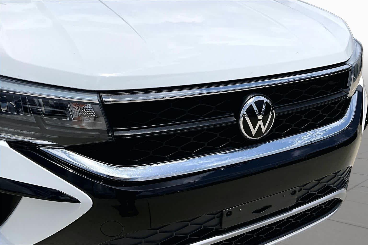 Used 2022 Pure White Volkswagen S image 27