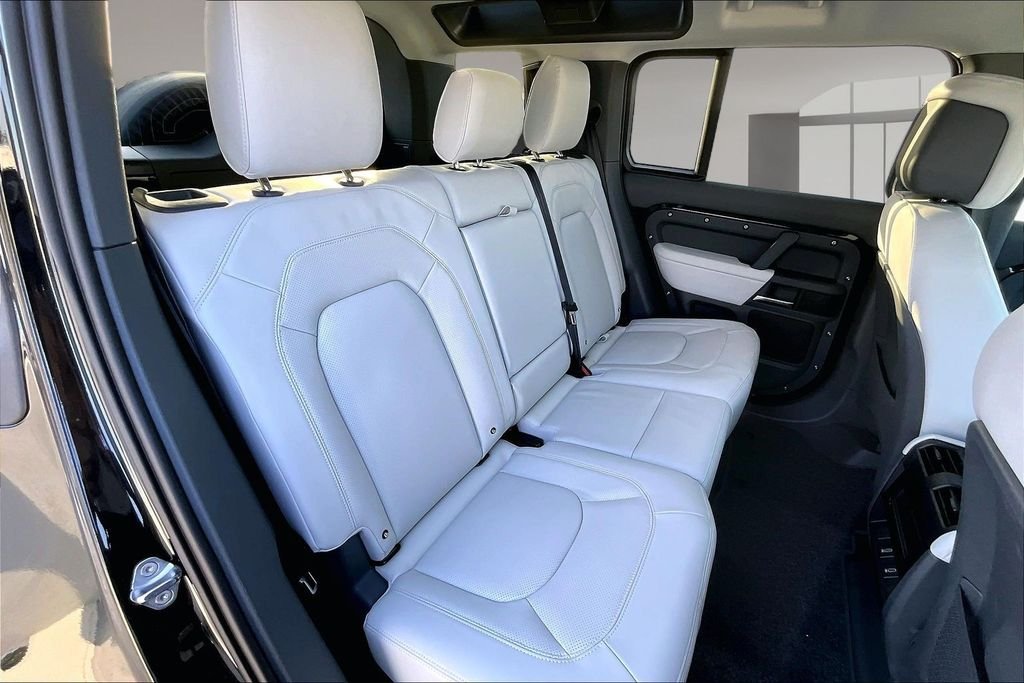 New 2026 SANTORINI BLACK Land Rover S image 10