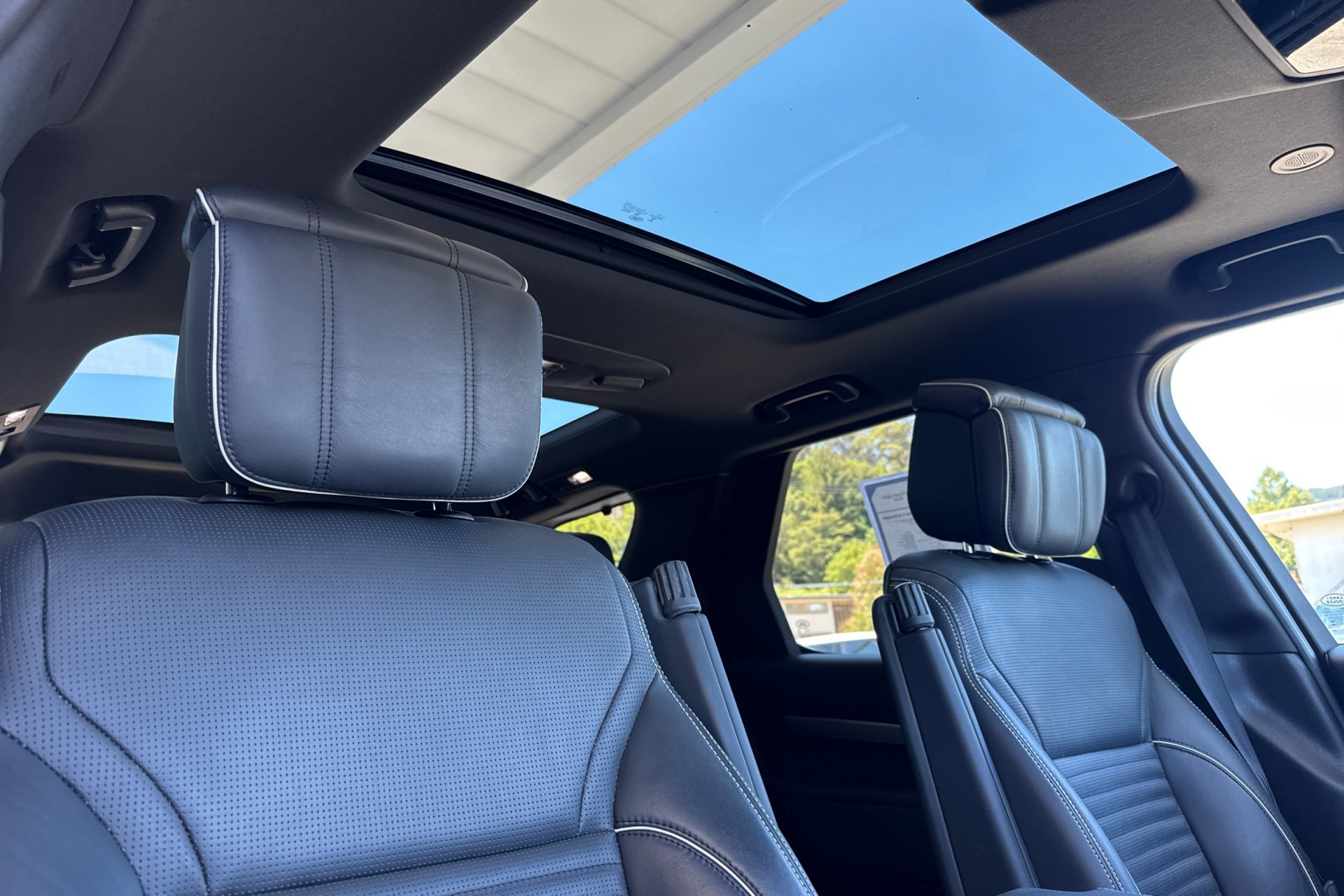 Used 2021 Portofino Blue Metallic Land Rover R-Dynamic S image 18