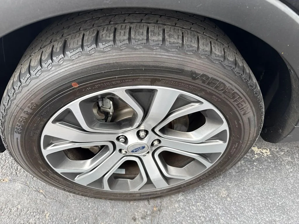 Used 2019 Black Metallic Ford Platinum image 17