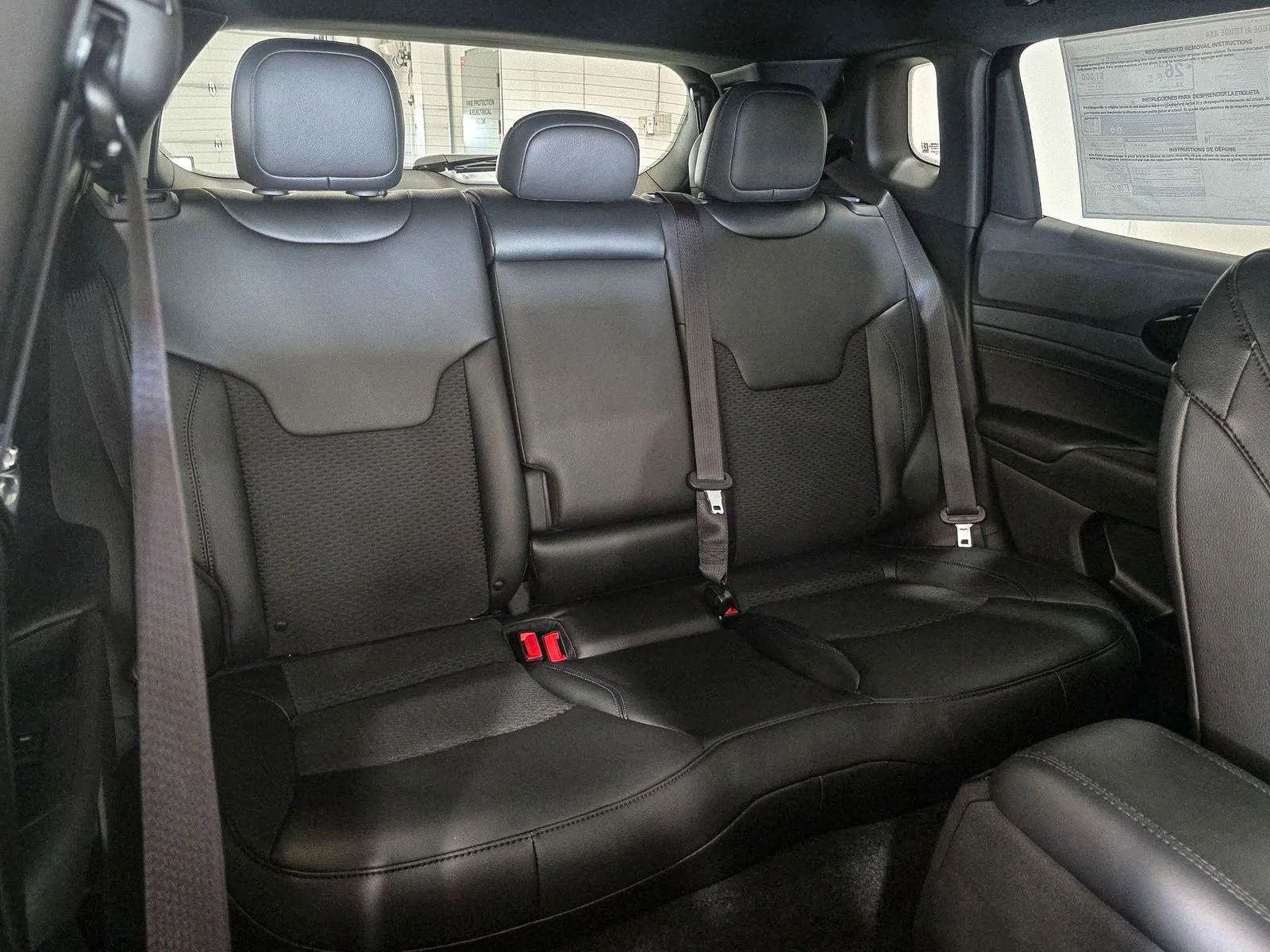 New 2026 Diamond Black Crystal Pearl-Coat Exterior Paint Jeep Latitude image 22