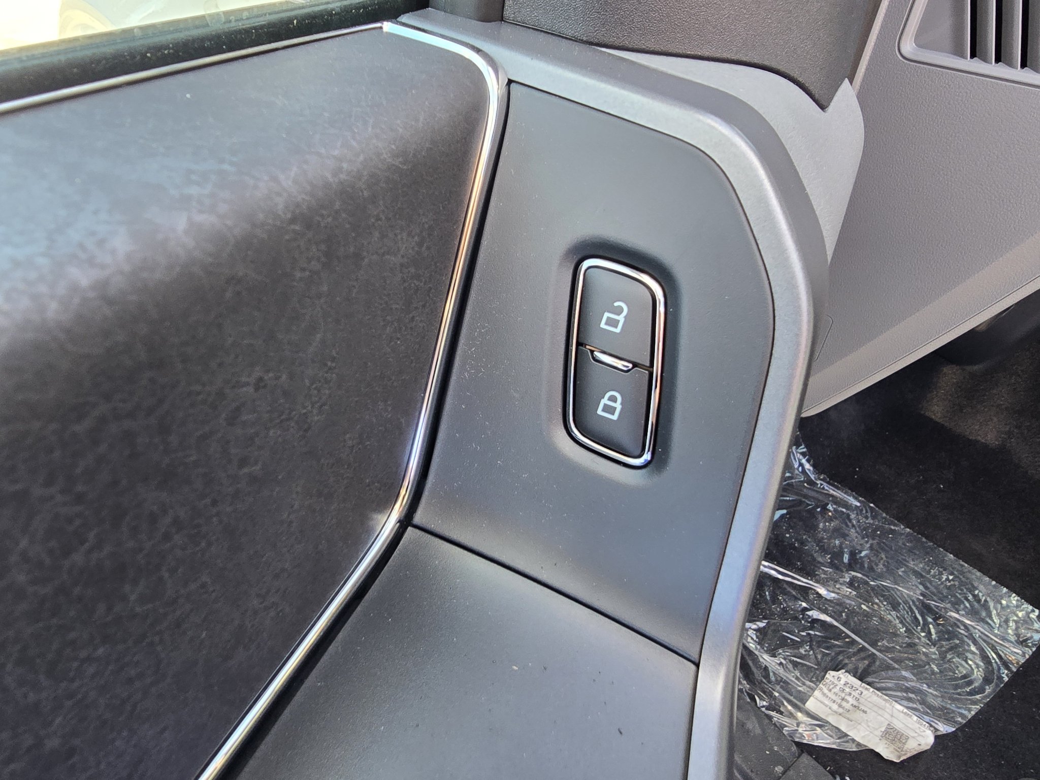 New 2026 Oxford White Ford XLT image 13