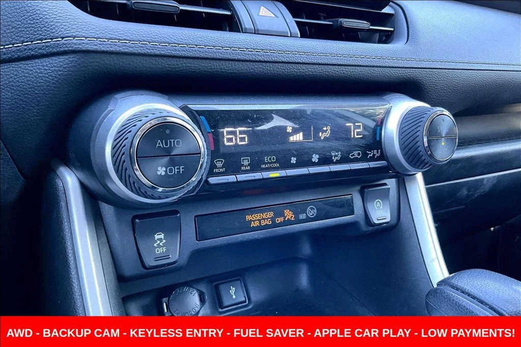 Used 2020 White Toyota XLE image 18