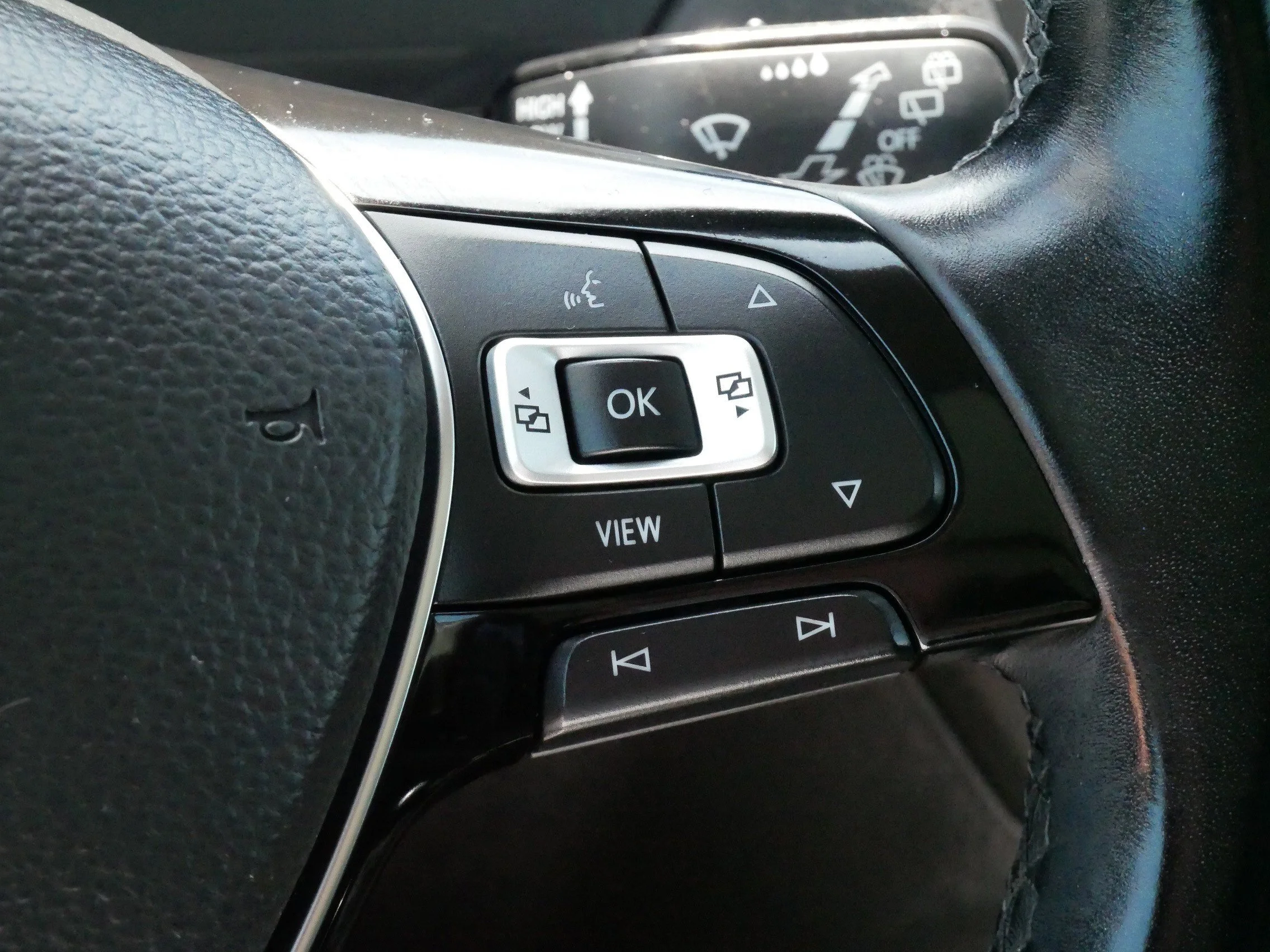 Used 2019 Platinum Gray Metallic Volkswagen SEL Premium image 25