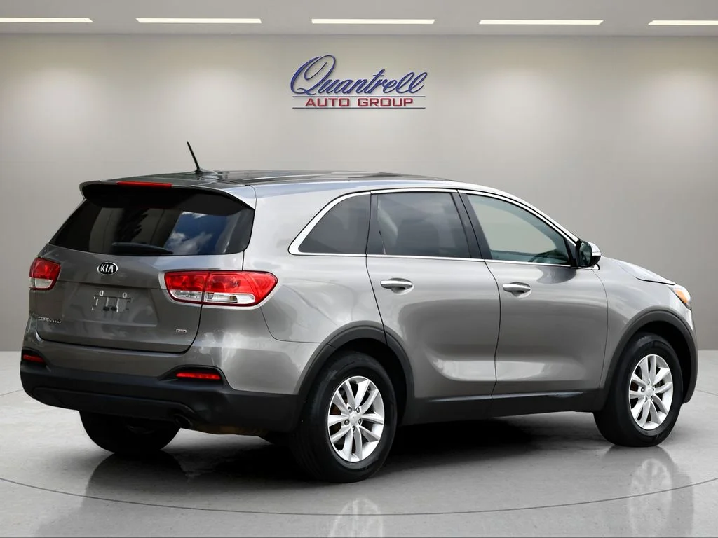 Used 2017 Titanium Silver Kia L image 4