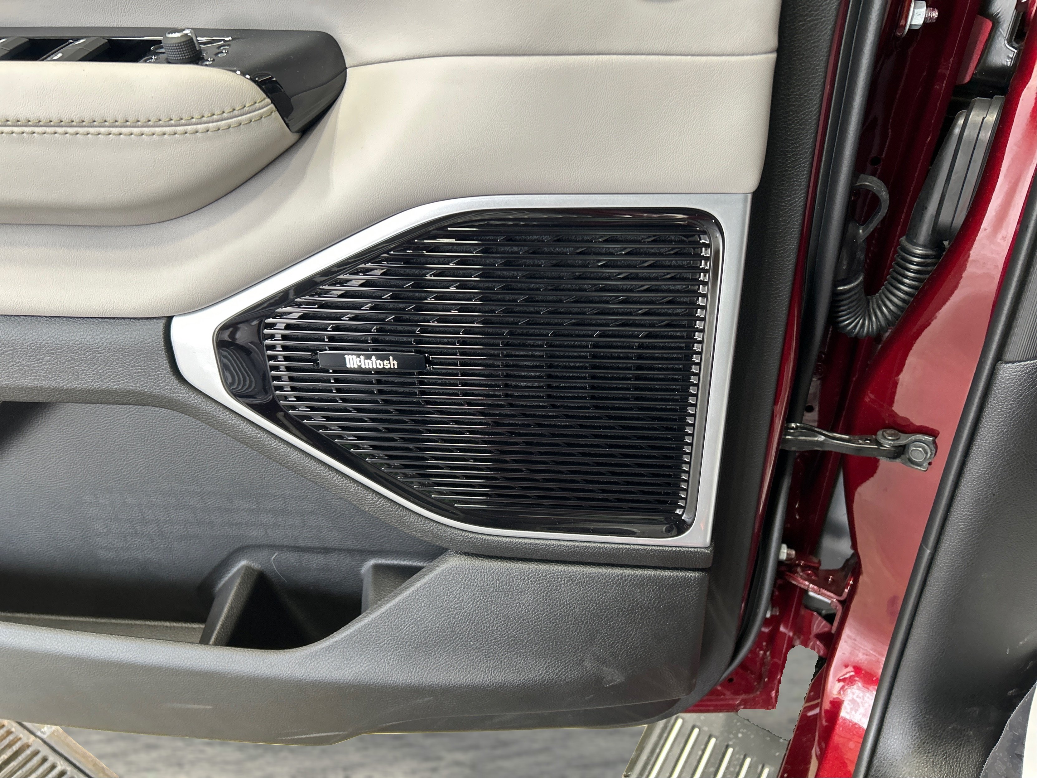 New 2026 Velvet Red Pearl-Coat Exterior Paint Jeep Limited Reserve image 30
