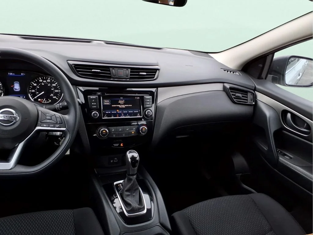Used 2020 Silver Nissan S image 19
