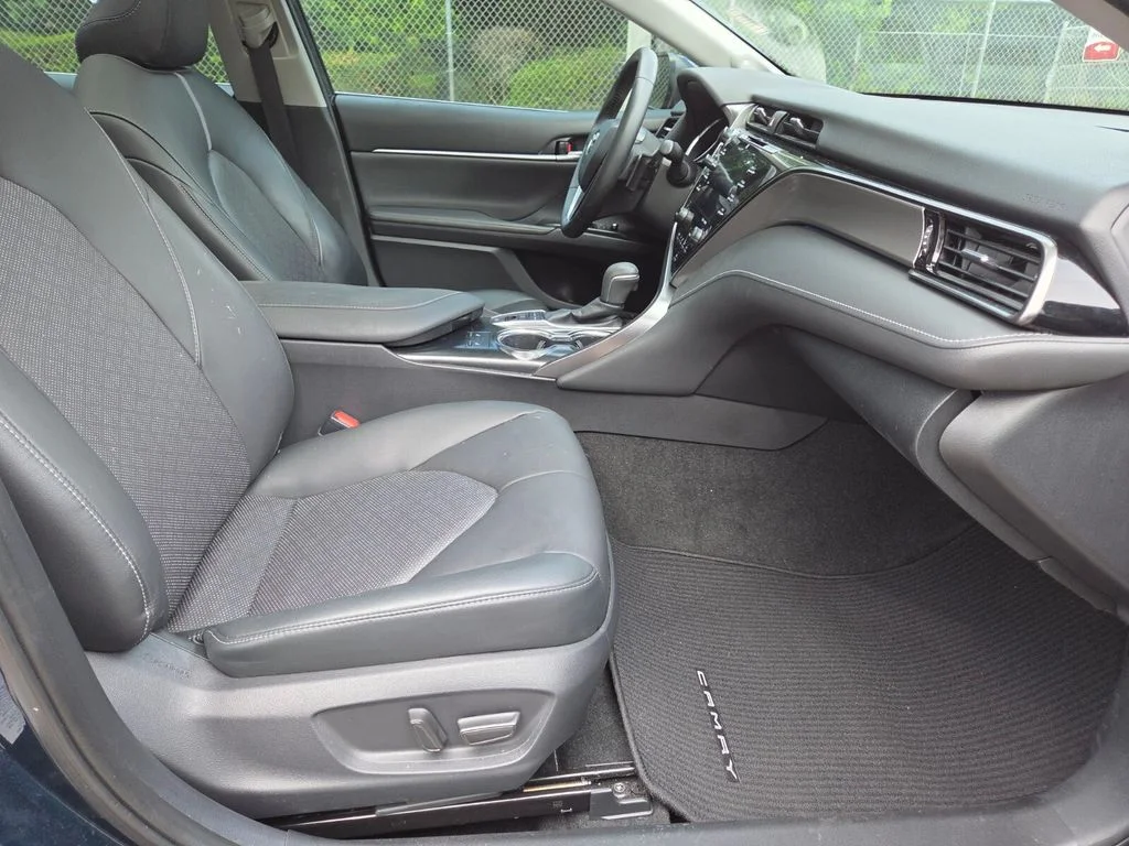 Used 2019 Blue Toyota XSE V6 image 14